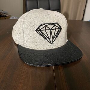 Limited & exclusive Luxury snapback hat by diamond with grained leather details